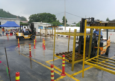 叉車的例行檢查、叉車運行路線是否正確、叉車倒庫不出線/不撞到標桿、指定