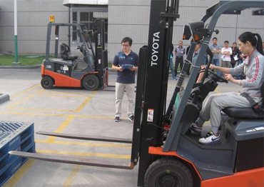 操作叉車前檢查、避讓障礙物、叉車倒車行駛要求、叉車停車放置及行為規范。